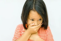 Vì sao trẻ hay bị ọe khan nhiều lần trong ngày? Nên làm gì?